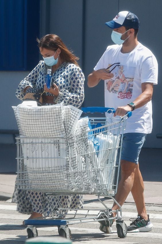 Paula Echevarría y Miguel Torres, de compras en Oviedo