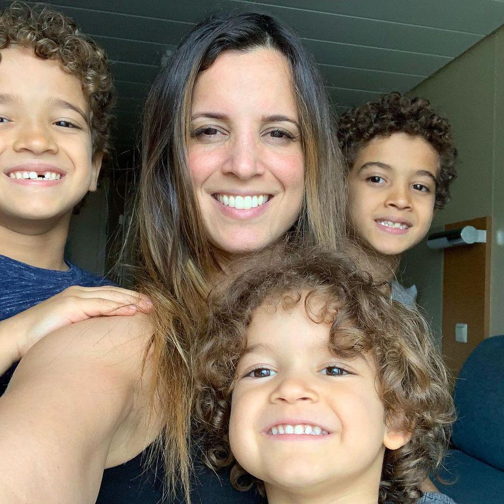 Inger Mendoza con sus hijos