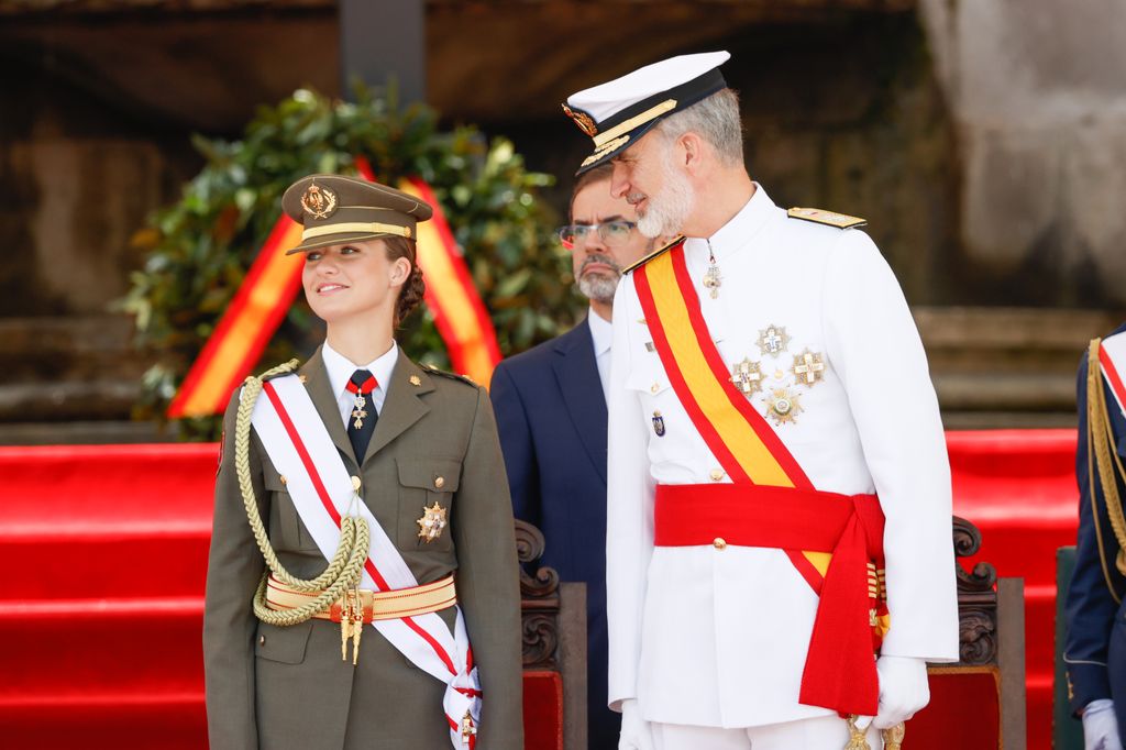 Rey Felipe VI y la princesa Leonor en la jura de bandera de la Escuela Naval de Marín el 16 de julio de 2024