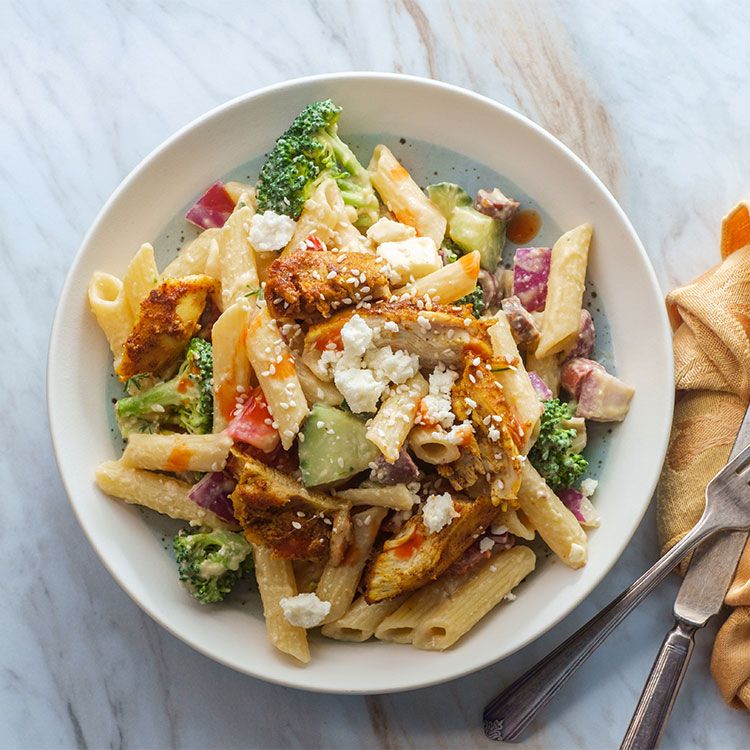 Ensalada de macarrones con pollo, brócoli y queso feta