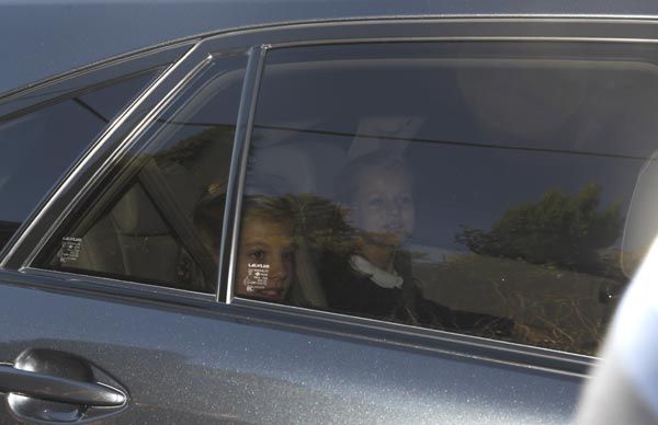 La princesa Leonor y la infanta Sofía iban sentadas en la parte de atrás del vehículo vestidas con el uniforme del colegio y con el pelo peinado con una trenza
