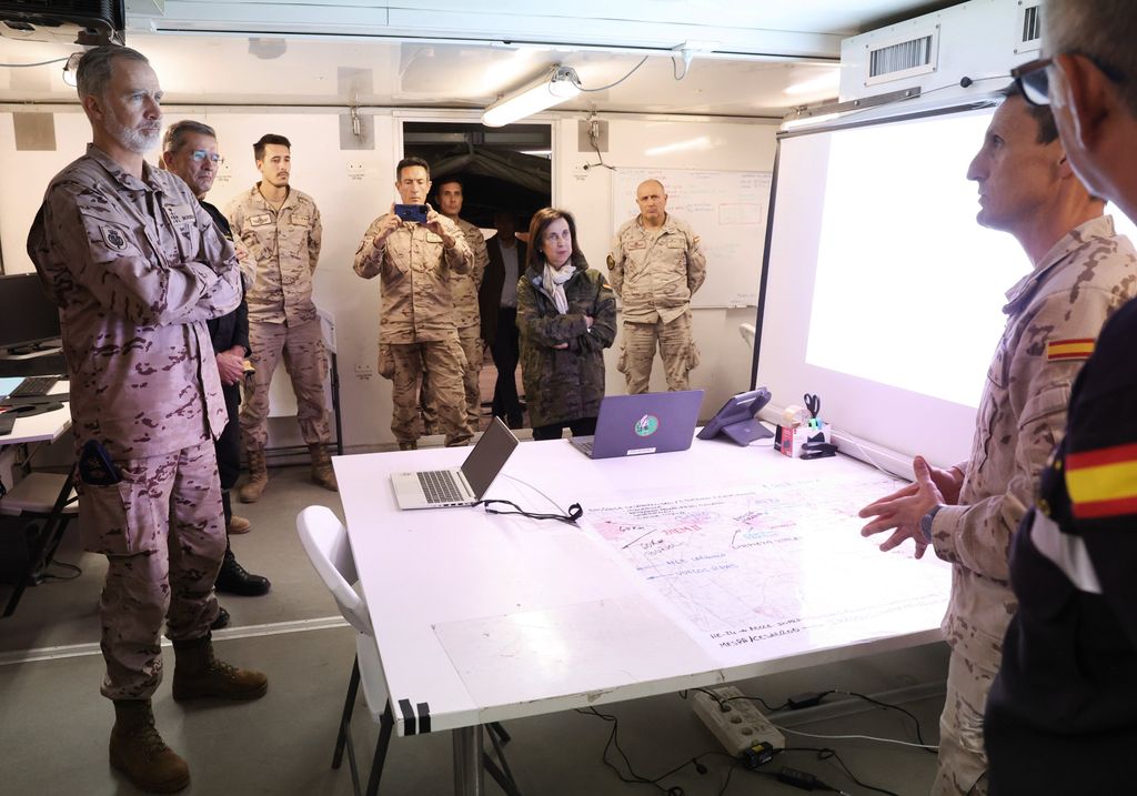 El Rey visita la Base Militar “Jaime I” en Bétera (Valencia), donde se encuentran las distintas unidades del Ejército que están ayudando a los afectados por la DANA.