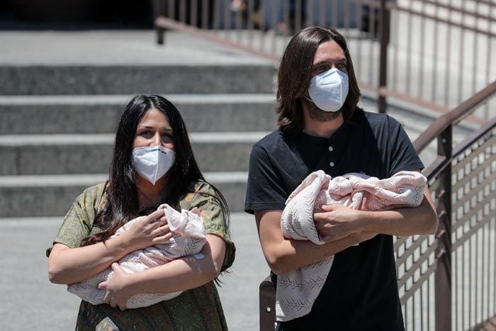 Sara Verdasco y Juan Carmona con sus hijas