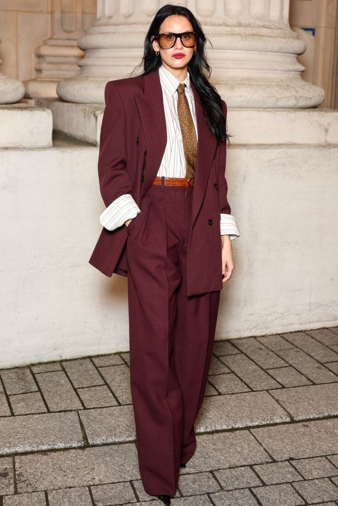 Milena Smit en el desfile de Saint Laurent Alta Costura París P/V 2025