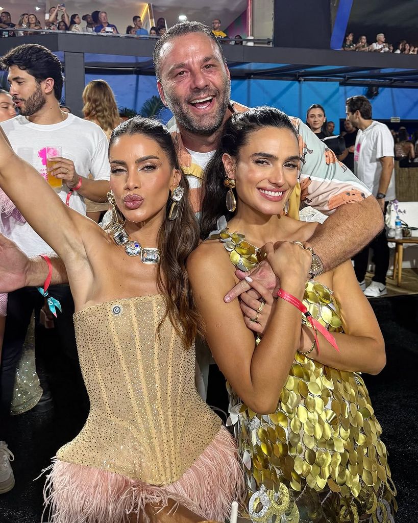 David e Isabela Grutman con Camila Coelho en el Carnaval de Río de Janeiro