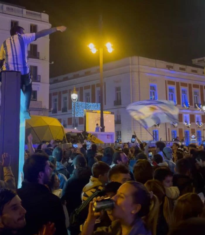 Valentina Zenere celebra la victoria de Argentina en el Mundial en la Puerta del Sol de Madrid