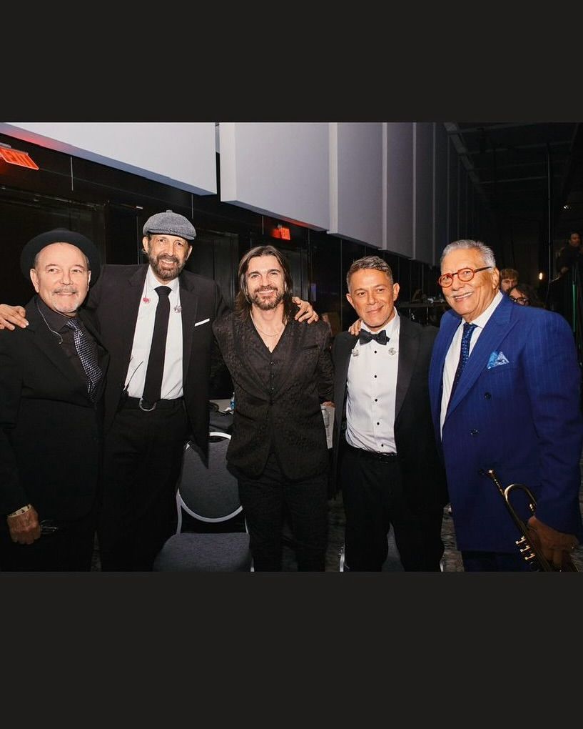 Alejandro Sanz con amigos en los Grammy Latinos