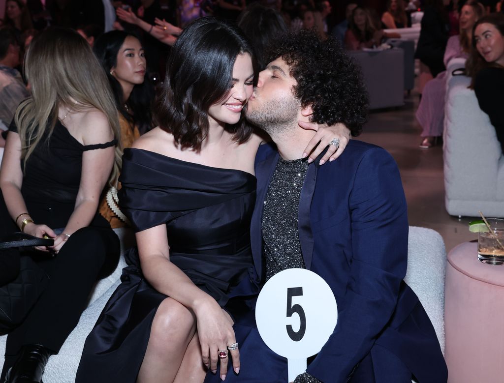 Por primera vez, Selena estuvo acompañada en este gala por su novio, Benny Blanco.