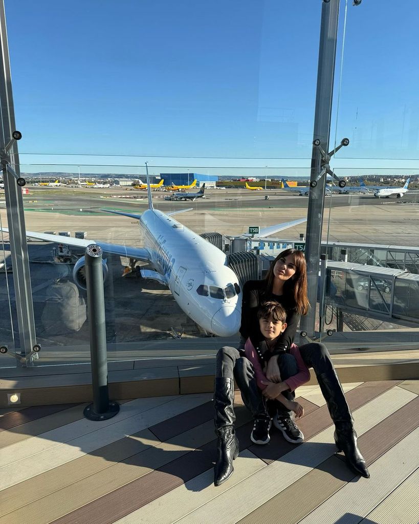 Maria Jose Suarez con su hijo en el aeropuerto