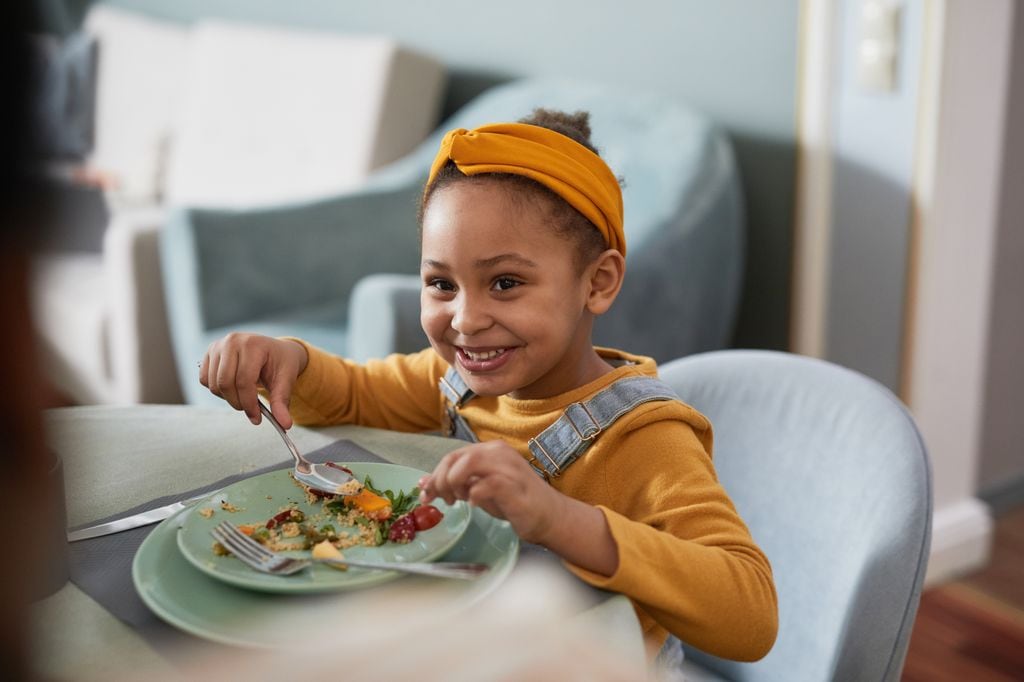 Niña comiendo un plato saludable