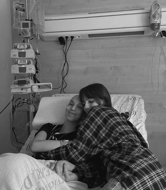 Elena Huelva y Emi Huelva juntas en el hospital 