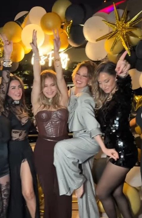 Thalía y sus amigas en el festejo de Año Nuevo.