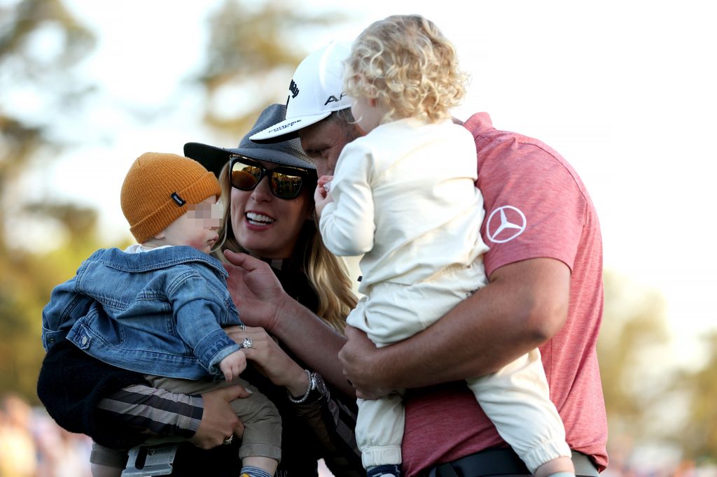 Jon Rahm, con su mujer y sus hijos en una imagen de archivo