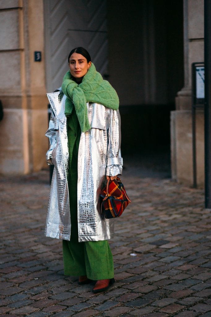 invitada en el street style con gabardina y jersey de punto