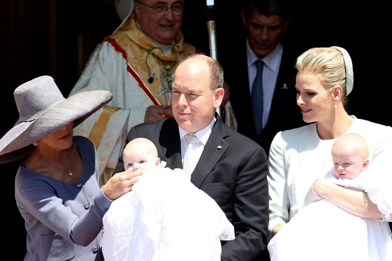 Plano medio de Carolina de Mónaco con Alberto y Charlene en el bautizo de sus hijos