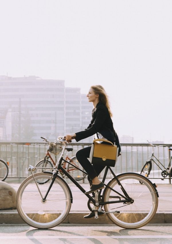 Modelo sobre bicicleta