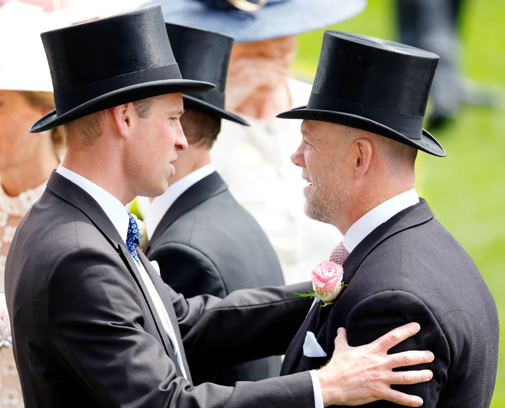 El príncipe de Gales saluda a Mike Tindall en Ascot