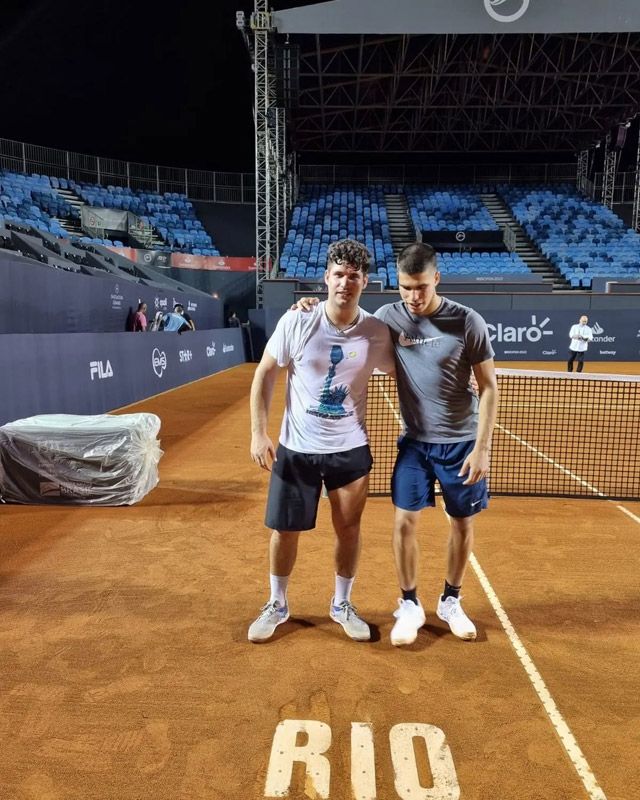 Carlos Alcaraz junto a su hermano Álvaro