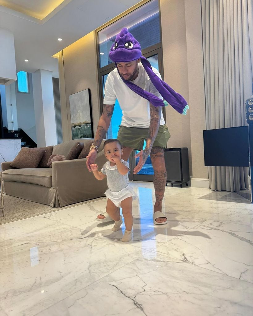 Neymar se mostró emocionado alentando los primeros pasos de su hija Mavie. 