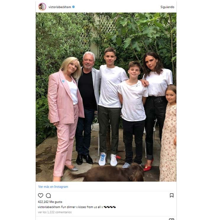 Victoria Beckham, con tres de sus hijos y sus padres