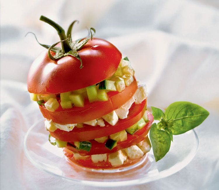 Tomate relleno de 'mozzarella' y pepino