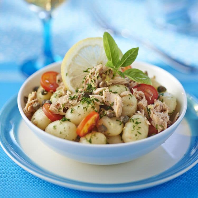 Ñoquis en ensalada con atún y tomate