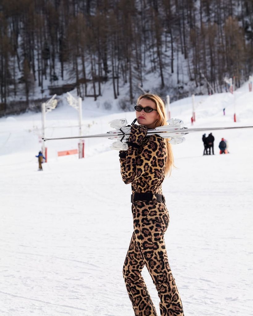 Influencer con mono animal print en la nieve