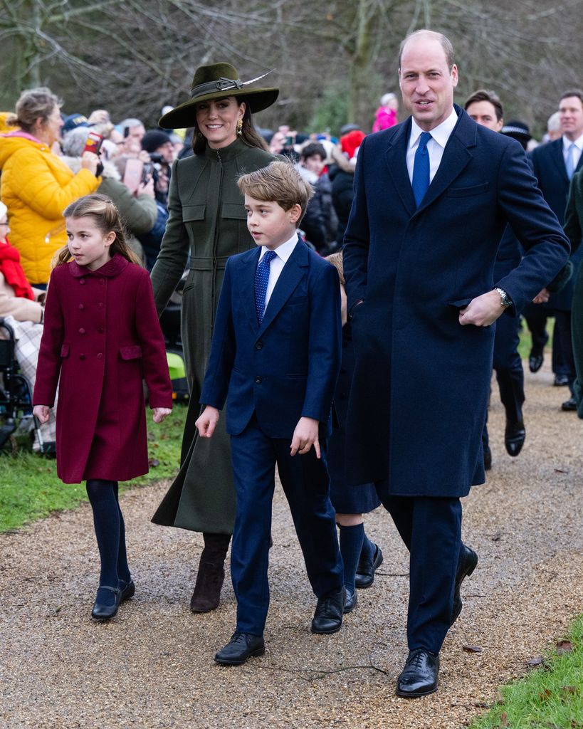 El príncipe William, la princesa Kate junto a sus hijos, Charlotte y George, en diciembre del 2022.