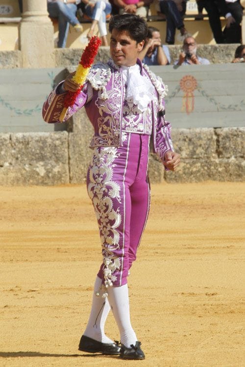 Aquella tarde, el torero pisó el albero con un precioso diseño morado y plata, realizado por su entonces novia, que contempló la corrida desde el tendido
