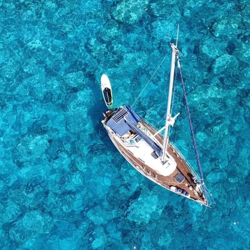 Velero en las aguas transparentes de Menorca.