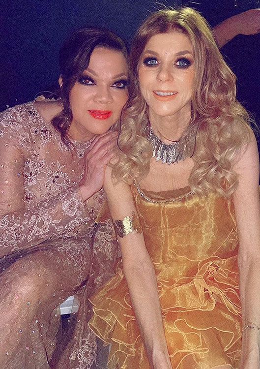 Imagen de Jeanette junto a Ángela Carrasco