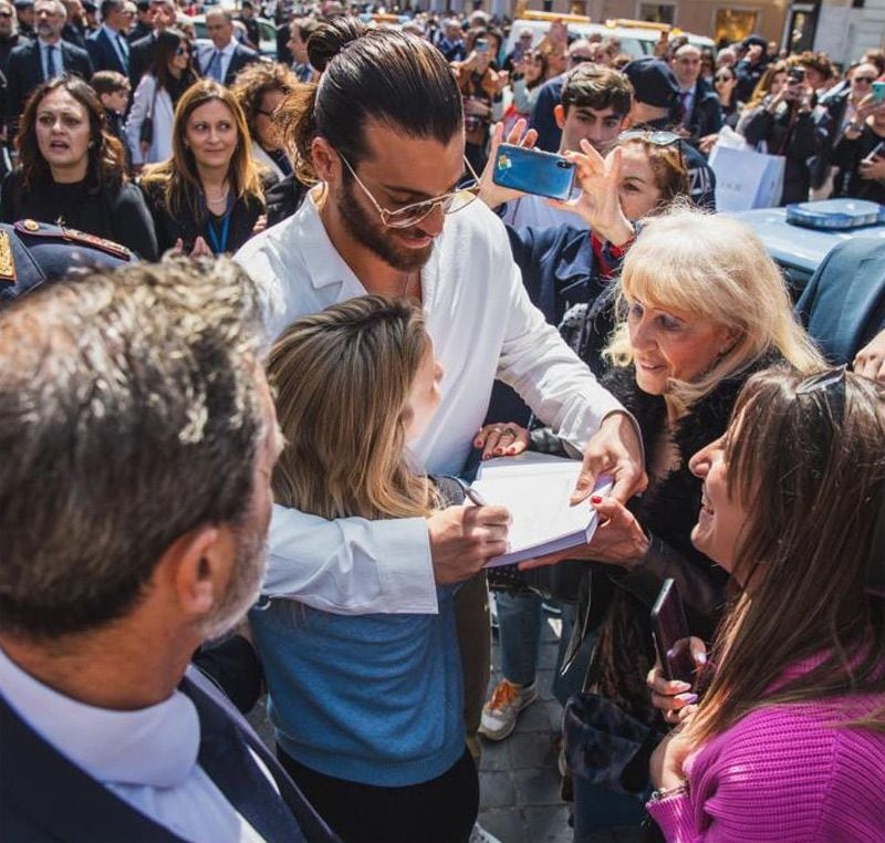 Can Yaman en la gira solidaria 'Break The Wall' en Roma