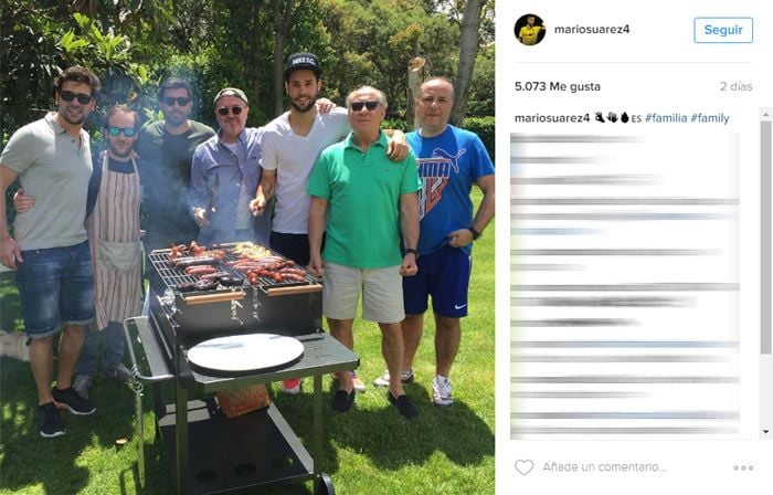 Tras un año entre Italia e Inglaterra, Mario Suárez disfruta de una barbacoa familiar con su padre, su hermano y su tío, entre otros
