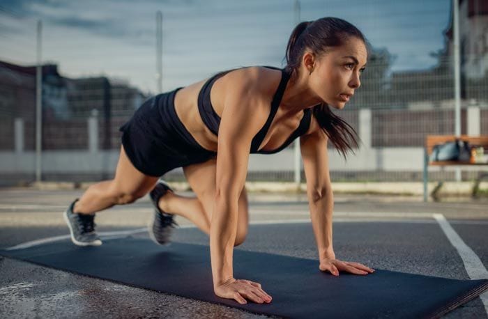 mujer haciendo deporte