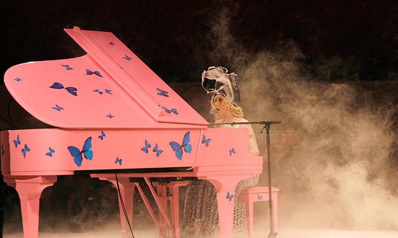 lady gaga pianos alocados02