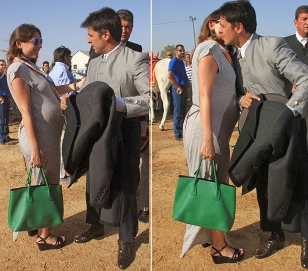 La futura mamá dio un beso a su marido antes de que entrase para desearle buena suerte. Este bonito gesto demuestra el gran momento por el que pasa su matrimonio
