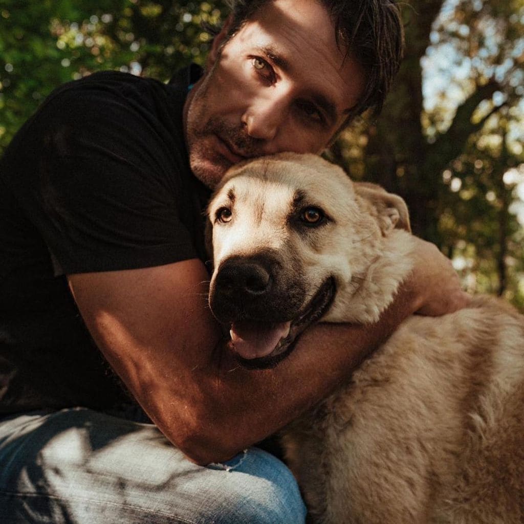 Raoul Bova es una gran amante de los anilaes y tiene dos perros: Rosy y  Pina