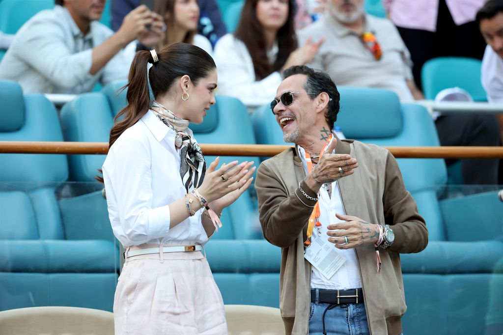 Marc Anthony y Nadia Ferreira en el Miami Open 2025