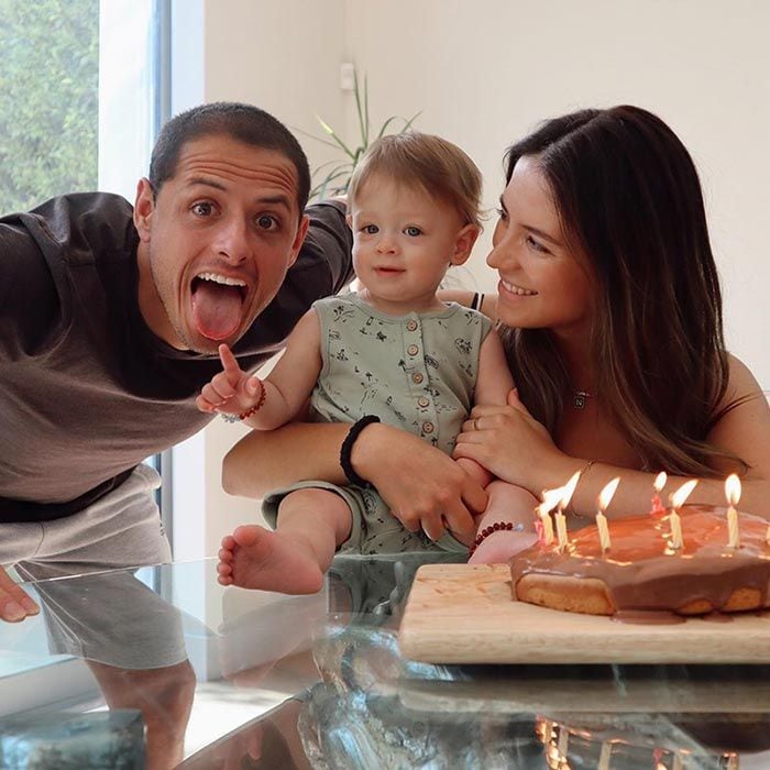 El hijo de Chicharito y Sarah Kohan celebra once meses ¡dando sus primeros pasos!