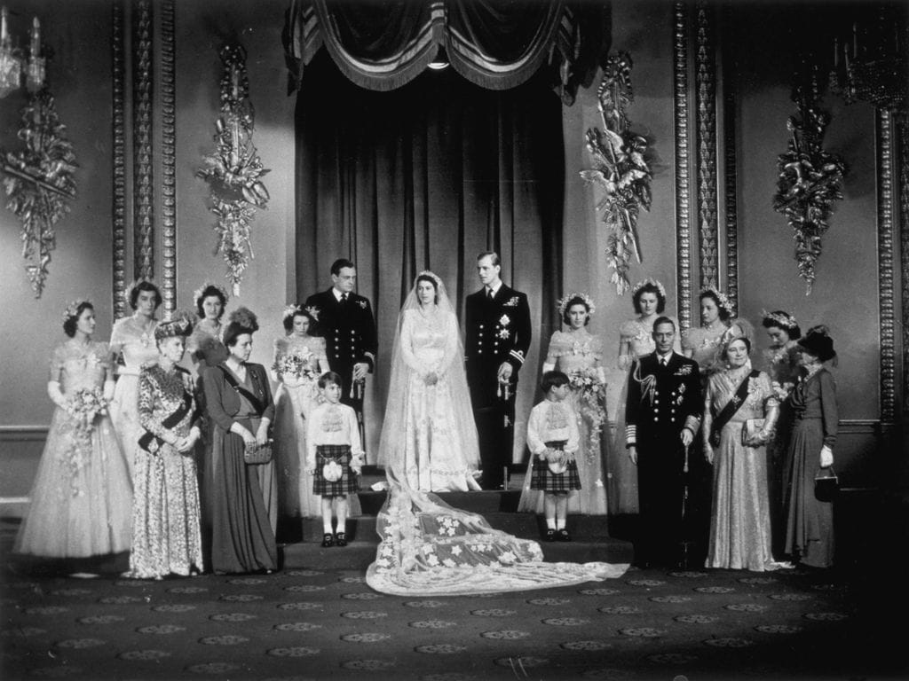 Isabel II el día de su boda junto a la Familia Real Británica