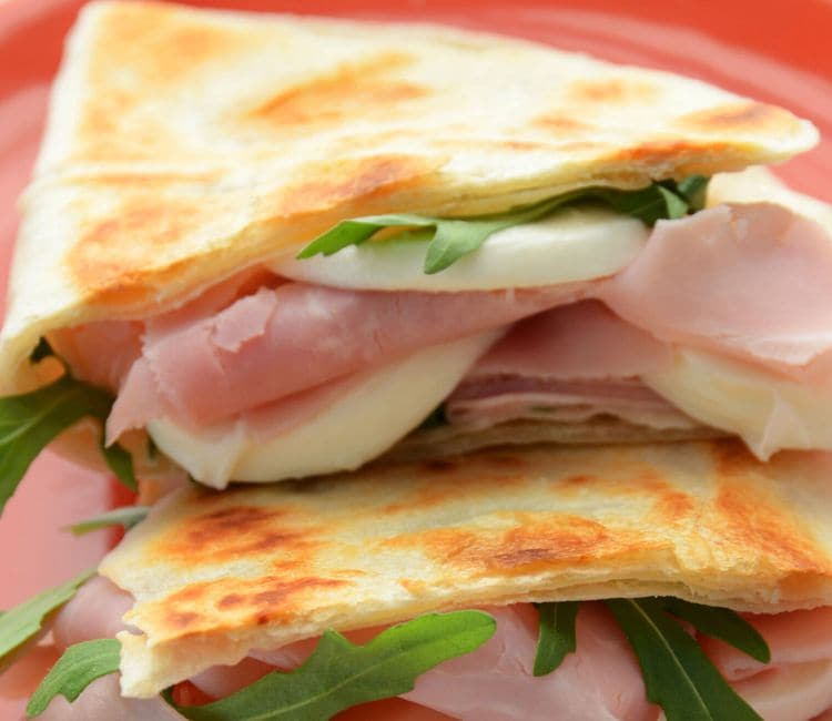 Piadina rellena de mozzarella, jamón y rúcula