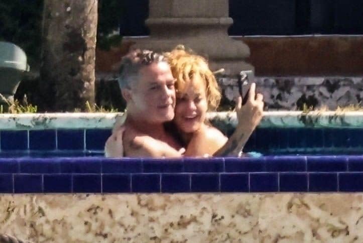 La pareja se dejó ver muy feliz en la piscina, en un día soleado en Miami.