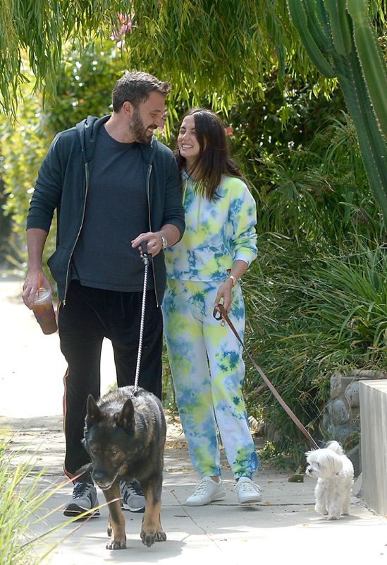 Ana de Armas y Ben Affleck, de paseo con sus mascotas