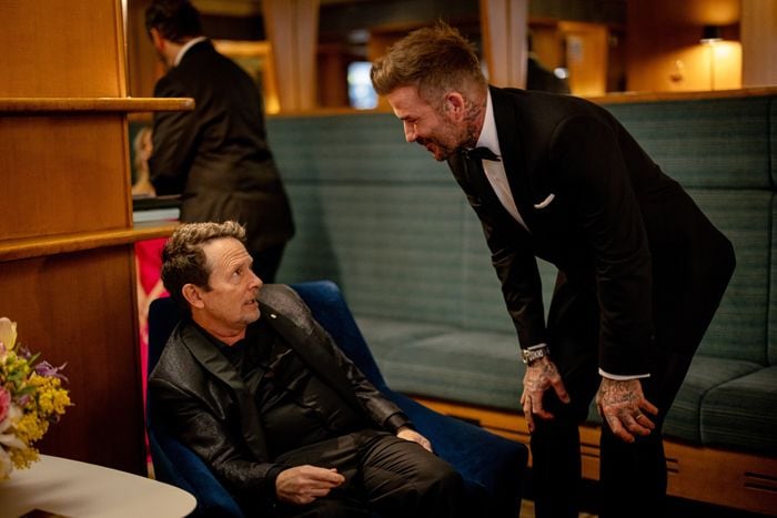 Michael J. Fox conversando con David Beckham, invitado a la fiesta