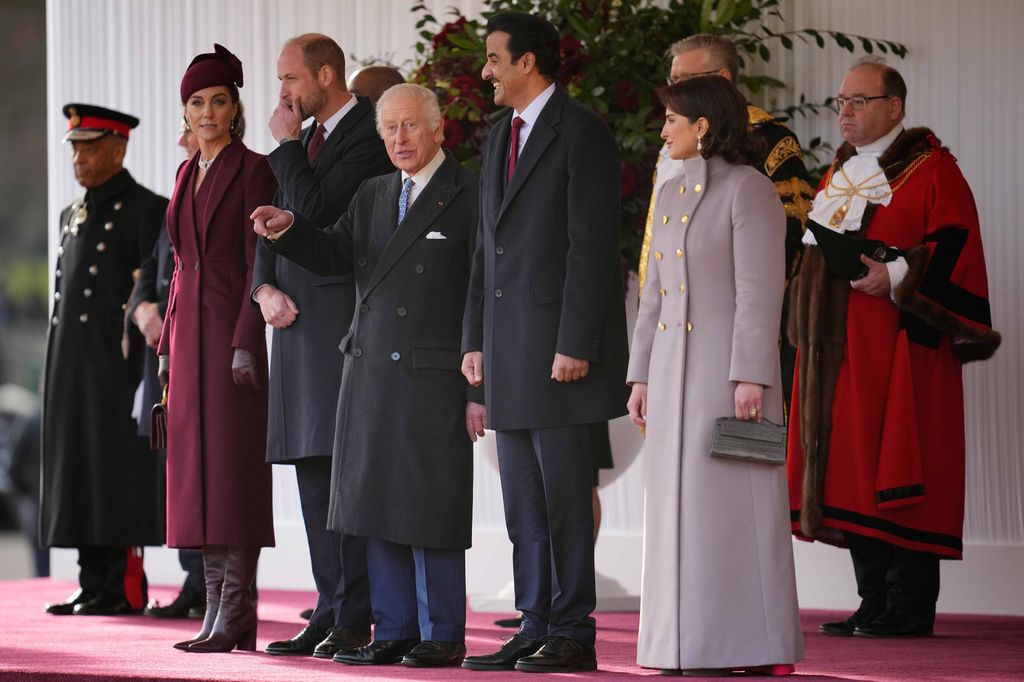 Los príncipes de Gales, con el rey Carlos y la realeza catarí en la ceremonia de bienvenida. 