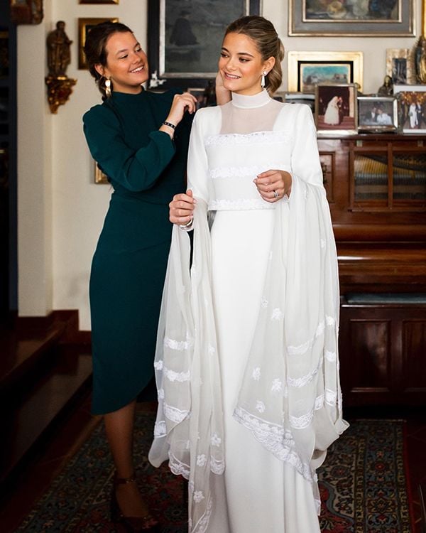 Vestido de novia con cuello cisne y transparencias