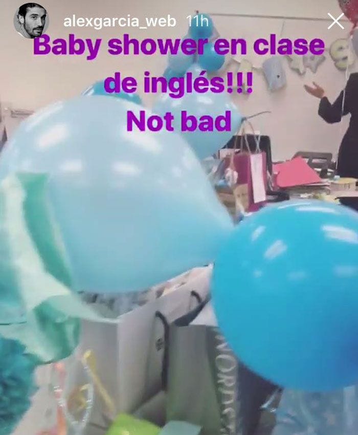 Verónica Echegui y Álex González en un baby shower de clase de inglés en Instagram