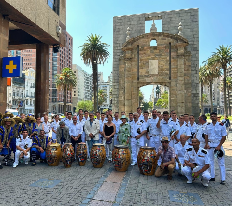 La armada española en La Plaza de la independencia de Montevideo