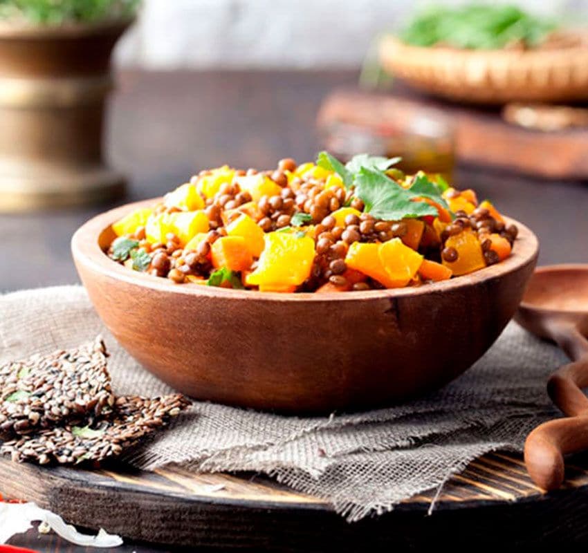 Curry de lentejas con calabaza y zanahoria asadas  