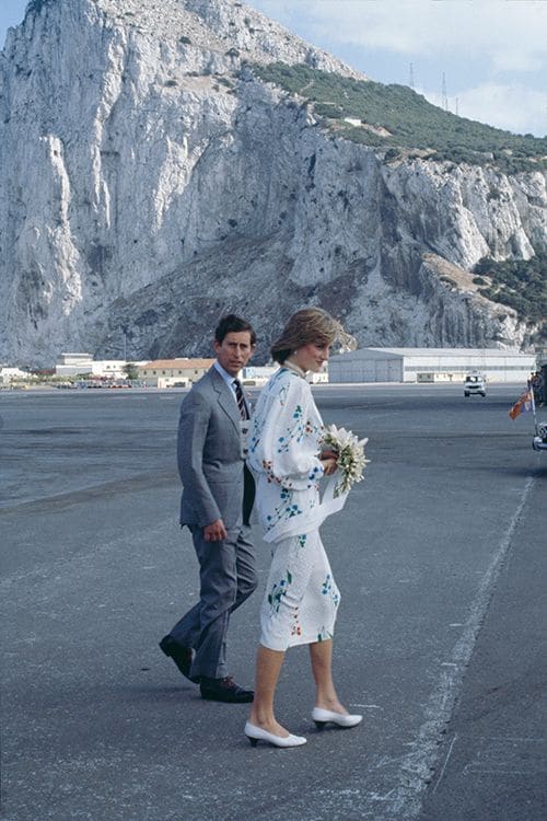 Lady Di con un vestido blanco con flores en Gibraltar